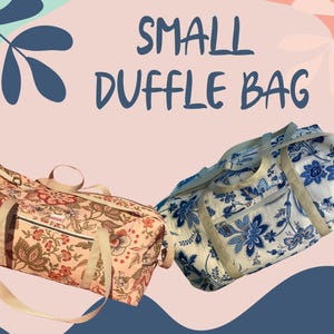 Puede incluir: Dos bolsas de lona pequeñas con estampados florales. Una bolsa tiene un fondo melocotón con flores naranjas y verdes. La otra bolsa tiene un fondo blanco con diseños florales azules. Ambas bolsas tienen correas y cremalleras beige.