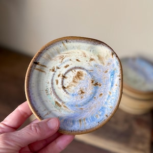 Reposacucharas de cerámica hecho a mano: Decoración rústica para la cocina