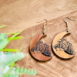 Bergmaan oorbellen SVG: Camping Forest Nature Design (digitaal bestand)