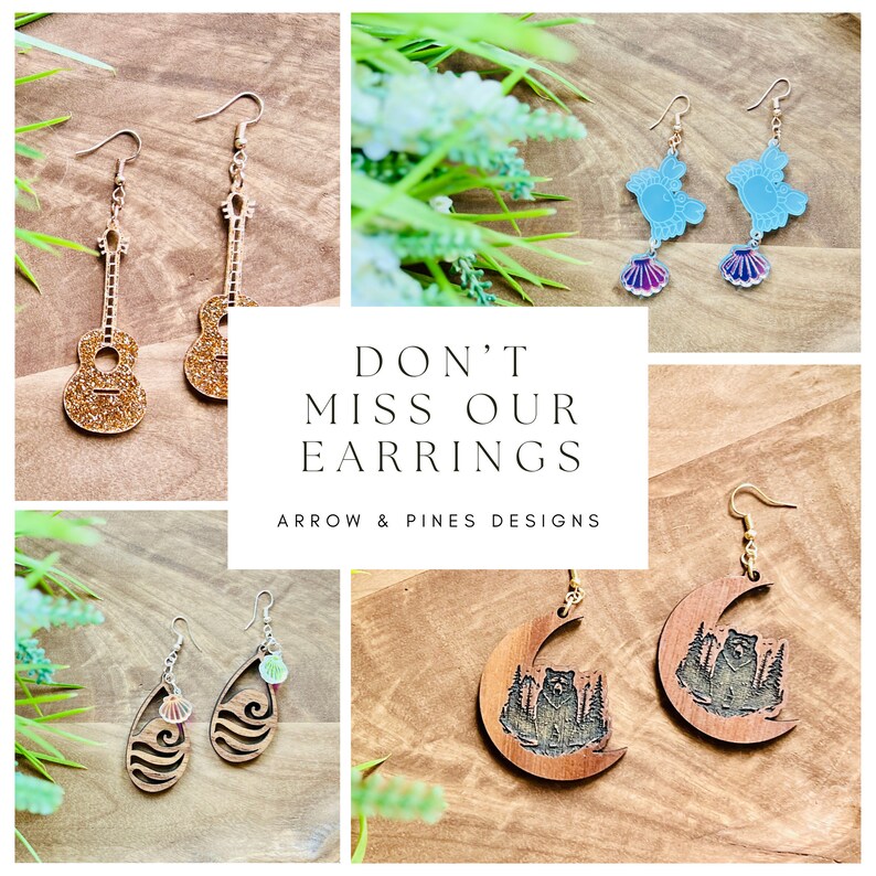 Pode incluir: Conjunto de brincos feitos &agrave; m&atilde;o com v&aacute;rios designs, incluindo uma guitarra, uma lua crescente com um urso, uma onda e uma concha. O texto "DON'T MISS OUR EARRINGS ARROW & PINES DESIGNS" &eacute; exibido em um fundo branco.