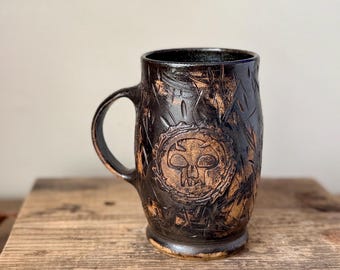 Taza de Magic: The Gathering hecha a mano: Símbolo de maná negro, de cerámica, regalo para jugadores.