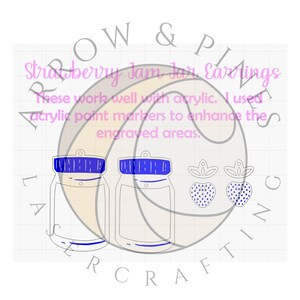 Pode incluir: Um par de brincos de corte a laser com um morango e um frasco de vidro com tampa. Os brincos s&atilde;o feitos de acr&iacute;lico e podem ser pintados com marcadores de tinta acr&iacute;lica. O texto "Strawberry Jam Jar Earrings" est&aacute; escrito em letras rosa e azul ao redor dos brincos.