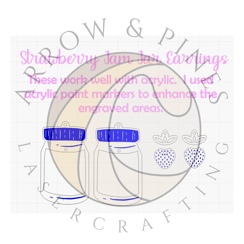 Pode incluir: Um par de brincos de corte a laser com um morango e um frasco de vidro com tampa. Os brincos s&atilde;o feitos de acr&iacute;lico e podem ser pintados com marcadores de tinta acr&iacute;lica. O texto "Strawberry Jam Jar Earrings" est&aacute; escrito em letras rosa e azul ao redor dos brincos.