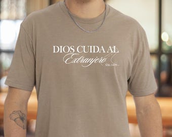 Dios Cuida Al Extranjero T-Shirt: Christian Bible Verse Religious Tee