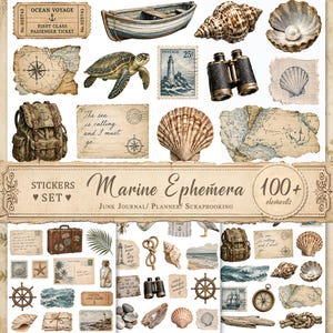 Pode incluir: Uma coleção de adesivos com tema marinho incluindo um barco, tartaruga marinha, selo de farol, binóculos, conchas, uma pérola, mapas, uma mochila e cartões-postais com o texto Marine Ephemera Junk Journal Planner Scrapbooking.