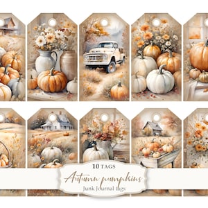 Op de afbeelding: Waterverf tags met herfstpompoenen, huizen en bloemstukken. De tags hebben een vintage esthetiek met warme tinten oranje, wit en beige. De tekst "Autumn pumpkins" en "Junk Journal tags" is zichtbaar.