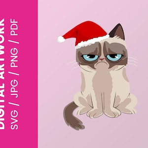 Może przedstawiać: Cyfrowe dzieło sztuki przedstawiające zrzędliwego kota w czerwonej czapce Świętego Mikołaja. Kot ma jasnobrązowe i szare futro, z ciemnobrązowym ogonem i uszami. Kot ma smutny wyraz twarzy z niebieskimi oczami. Tekst "DIGITAL ARTWORK SVG / JPG / PNG / PDF" znajduje się po lewej stronie.