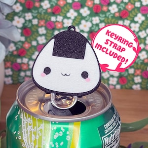 かわいいおにぎりドリンク缶のタブオープナー（キーリングストラップ付き） - ロングネイルのハックにぴったりのおしゃれなギフト - アクリルチャーム - プレスオン - かわいい日本のアクセサリー