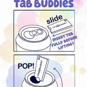 Pu&ograve; includere: Un'illustrazione di cartone animato mostra come usare un Tab Buddy per aprire una lattina di bibita. L'illustrazione mostra una lattina di bibita con un Tab Buddy inserito nella linguetta di apertura. Il testo "Inserisci la linguetta completamente prima di sollevare!" &egrave; scritto accanto alla lattina. Il testo "POP!" &egrave; scritto accanto alla lattina nella seconda illustrazione, che mostra il Tab Buddy tirato verso l'alto per aprire la lattina.