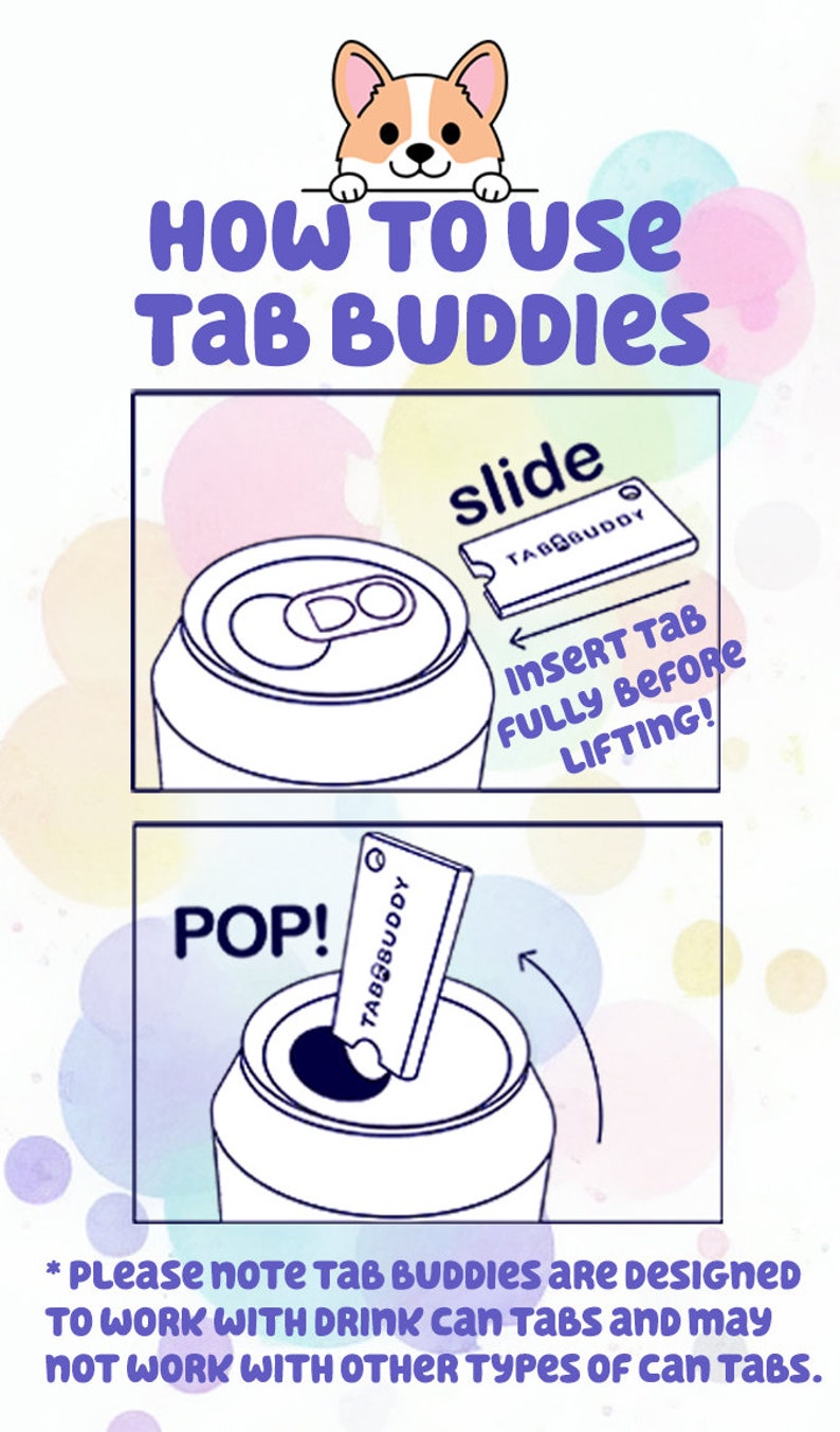 Pu&ograve; includere: Un'illustrazione di cartone animato mostra come usare un Tab Buddy per aprire una lattina di bibita. L'illustrazione mostra una lattina di bibita con un Tab Buddy inserito nella linguetta di apertura. Il testo "Inserisci la linguetta completamente prima di sollevare!" &egrave; scritto accanto alla lattina. Il testo "POP!" &egrave; scritto accanto alla lattina nella seconda illustrazione, che mostra il Tab Buddy tirato verso l'alto per aprire la lattina.