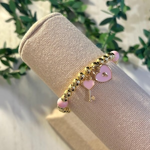 Pulsera de cuentas de corazón con dijes de cerradura y llave
