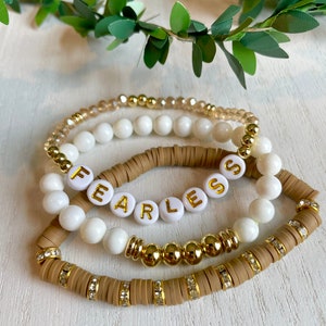 Personalize Pulseira Stacked Set / Pulseira de Contas de Letras / Fearless. Contas de Sementes Marrom Tan e Brancas / Strass / Presente / Significativo