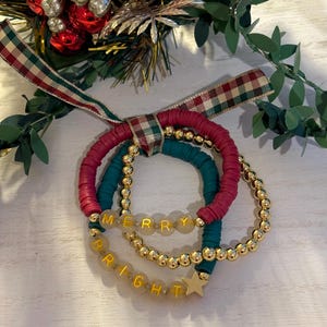 Conjunto de pulsera navideña con cuentas doradas y letras alegres y brillantes
