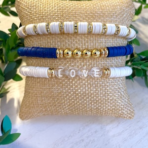 Pulsera apilada con cuentas de letras y heishi personalizada. Pulsera dorada, blanca y azul marino. Cuentas de cristal. Regalo para un ser querido.