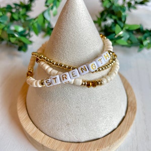 Conjunto de pulseiras de contas de letras personalizadas / Força / Conjunto de pulseiras empilhadas / Contas de ouro / Contas de sementes