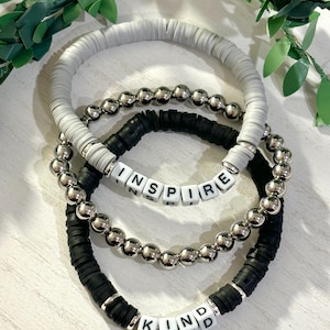 Juego de pulseras apiladas con cuentas de letras personalizadas / Cuentas plateadas y cuentas Heishi negras y grises