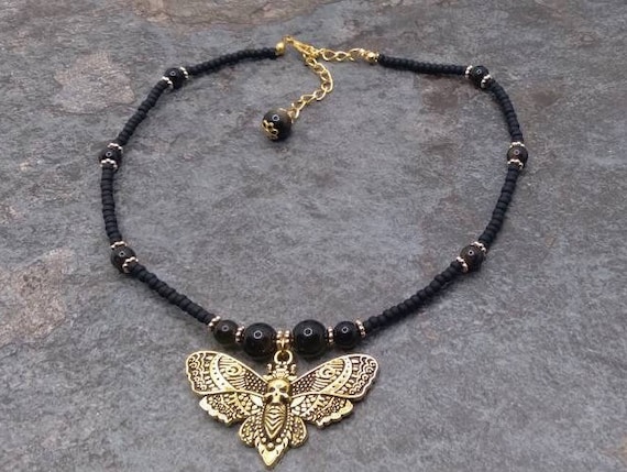 Chocker con falena teschio e cristallo di ossidiana dorata