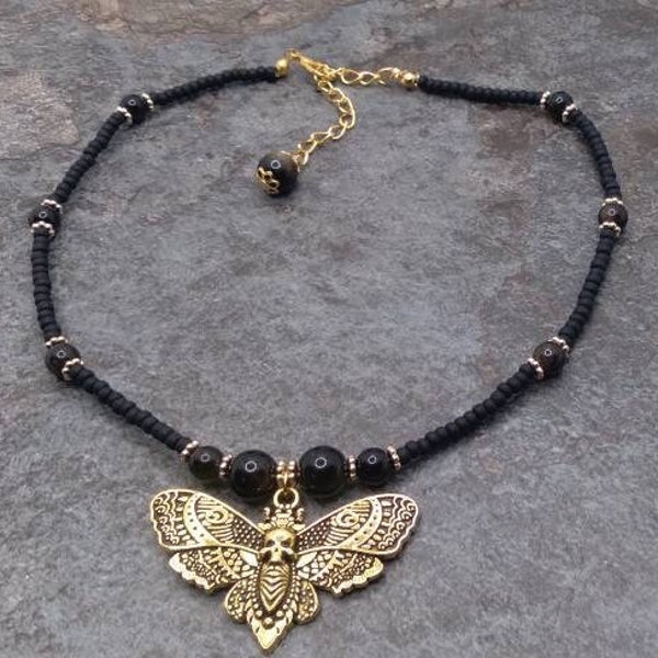 Crâne de papillon et choker en cristal d'obsidienne dorée