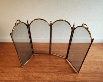 Vintage messing opvouwbaar haardscherm met handvat, 4 secties zwart gaas omzoomd messing metaal, open haard decor