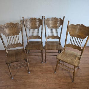 Vintage Massive Eiche Geschnitzte Pressed Back Esszimmerstühle, 4er Set