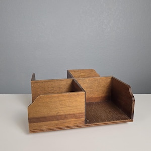 Contenitore girevole in legno vintage con scomparti, cartelle e porta posta