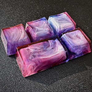 Porte-clés Veil Nebula - Artisan en résine personnalisé (rose, violet, bleu) | Profil OEM, compatible Cherry MX | Fait main pour claviers mécaniques