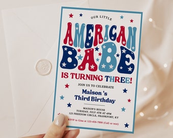 Könnte beinhalten: Eine rote, weiße und blaue Einladungskarte mit dem Text "Our Little American Babe is Turning Three!" und Details für eine Geburtstagsfeier. Die Karte ist mit Sternen verziert.