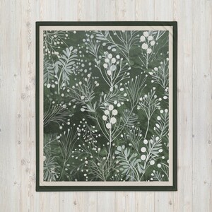 Pode incluir: Um padrão floral verde e branco com um fundo verde escuro. O padrão apresenta galhos brancos com pequenos pontos brancos e folhas.