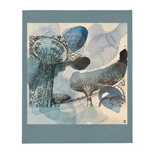 Pode incluir: Uma pintura em aquarela de uma cidade futurista com estruturas altas, semelhantes a árvores, e uma passarela que as conecta. A pintura é feita em tons de azul e cinza, sobre um fundo branco.