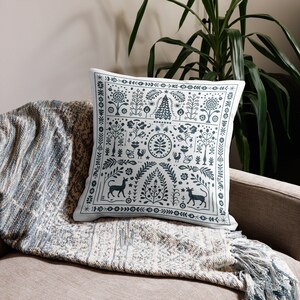 Federa per cuscino premium con motivo arazzo blu e pino, design per vacanze invernali, grafica originale su fodera per cuscino morbida e lavabile, DAI UN ABBRACCIO!