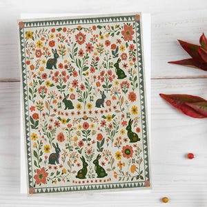 自然にインスパイアされたヴィンテージスタイルの花柄グリーティングカード - ウサギと花のデザイン、レトロな春、イースターカード、庭のフォークアートスタイルのウサギ