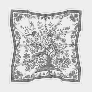 &quot;Schwarz & Weiss Gießen Vögel im Baum Wandbild Quadrat Seidenschal - Tragbare Kunst, einzigartiges Geschenk, Garderobenzubehör, Seiden Habotai /Charmeuse.&quot;