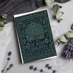 Tarjetas de notas plegadas en blanco, estilo rústico, inspirado en la naturaleza, con un árbol de arte popular en verde oscuro y azul, con animales del bosque, papelería artesanal estilo vintage.