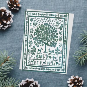 Tarjetas de notas en blanco plegadas con diseño de árbol de arte popular verde, azul y blanco inspirado en la naturaleza y rústico, con animales del bosque, papelería artesanal de estilo vintage