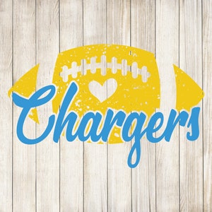Może przedstawiać: Żółta grafika piłki nożnej z białym sercem i napisem "Chargers" w niebieskim kolorze. Projekt umieszczono na tle jasnego drewna.