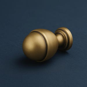 Puede incluir: Un pomo de armario dorado con un dise&ntilde;o redondeado y segmentado. El pomo tiene una base circular y un cuerpo esf&eacute;rico con una ranura horizontal. La ferreter&iacute;a es de metal y tiene un acabado mate. El pomo est&aacute; dise&ntilde;ado para muebles.