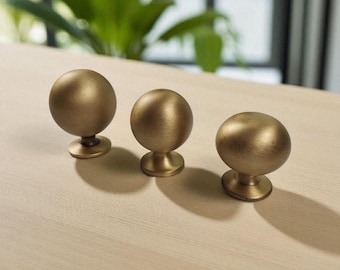 Gałki meblowe z litego mosiądzu: okrągłe uchwyty do szuflad, wykończenie w kolorze szczotkowanego złota