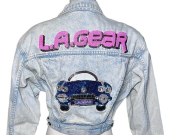 Vintage 80er/90er LA GEAR Pailletten-, Perlen- und schillernde verkürzte Trucker-Jeansjacke in heller Waschung mit rosa Schmuckknöpfen – Größe S