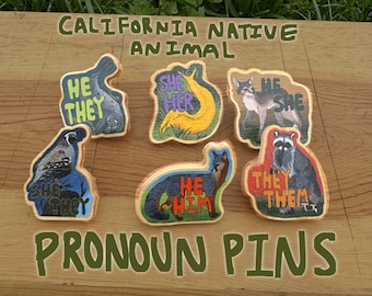 ¡Alfileres de pronombres de animales nativos de California! Naturaleza LGBT Madera