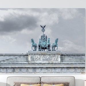 Neoklassizistisches Denkmal mit Wagen und vier Pferden Berlin Deutschland