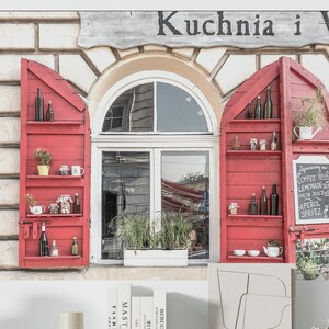 Cafeteria europeia fofa fora das portas vermelhas da exposição do menu