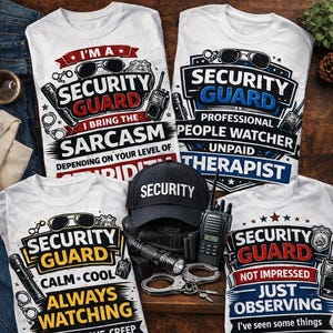 以下が含まれることがあります： 警備員のデザインが施された白いTシャツ。サングラス、手錠、ラジオなどのテキストとグラフィックが特徴です。あるシャツには「私は皮肉を持ってくる」、別のシャツには「プロの人間ウォッチャー」、その他には「冷静でクール、常に観察」と書かれています。