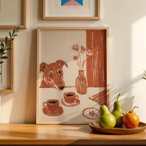 Könnte beinhalten: Gerahmter Kunstdruck mit einem Hund, der über einen Tisch mit Kaffeetassen, einer Blumenvase und einem Teller blickt. Das Kunstwerk ist in Braun- und Cremetönen gehalten. Eine Holzschale mit Birnen und einer Orange befindet sich vor dem Druck.
