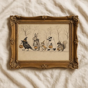Può includere: Una cornice rettangolare dorata e ornata contenente un disegno a matita di cinque animali che camminano in fila. Un corvo, un coniglio, un'anatra, un tasso e uno scoiattolo indossano costumi di Halloween e portano secchielli a forma di zucca.