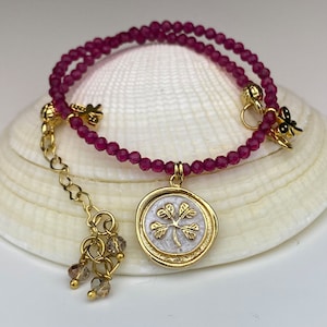 Fuchsia-colored crystal stone and cloverleaf happiness and luck anklet