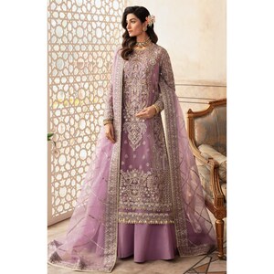 Könnte beinhalten: Ein lavendelfarbenes formelles Kleid mit aufwendigen Stickereien und Verzierungen. Das Kleid hat lange Ärmel, einen passenden Schal und einen Rock. Das Design umfasst goldfarbene Akzente und ein detailliertes Muster, geeignet für besondere Anlässe.