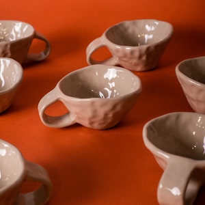 kleine Kaffee Keramik TASSE minimalistische Tasse unregelmäßige Tasse Lungo Tasse doppio Tasse einzigartige Geschenktasse Tasse Geschenk für sie Bild 6
