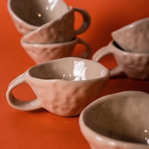 kleine Kaffee Keramik TASSE minimalistische Tasse unregelmäßige Tasse Lungo Tasse doppio Tasse einzigartige Geschenktasse Tasse Geschenk für sie Bild 1