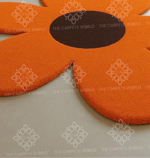 グルーヴィーなスタイルのレトロな花型ラグ - オレンジとブラウンの