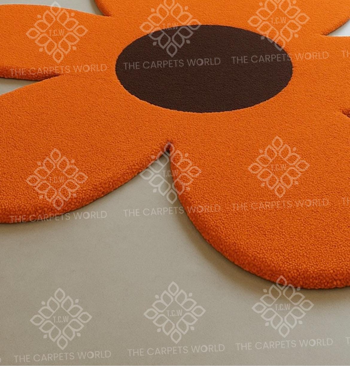 グルーヴィーなスタイルのレトロな花型ラグ - オレンジとブラウンの